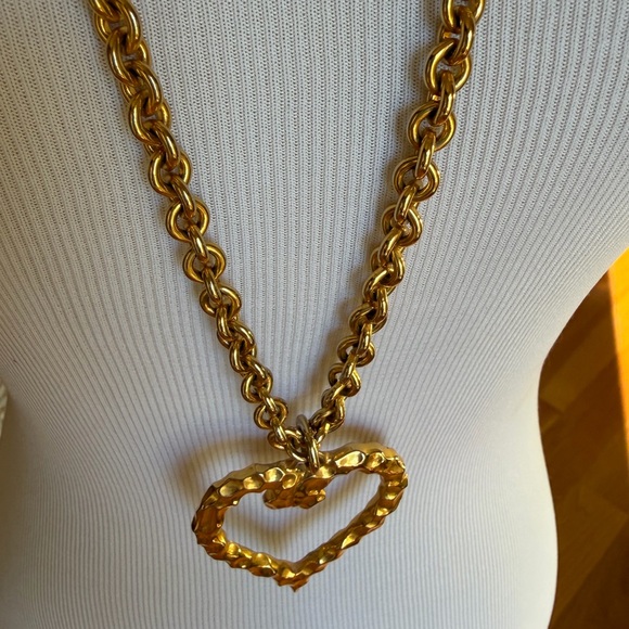 HEART OF GOLD. Hammered goldtone heart on goldtone link chain - Picture 6 of 11